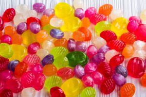 Bunte Bonbons auf einem Tisch.