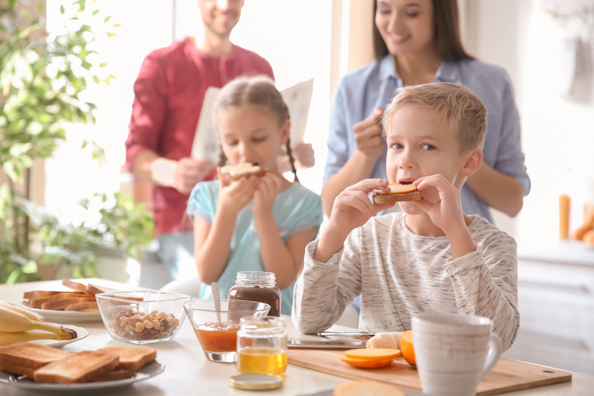 Familie am frühstücken, kleiner junge im Vordergrund.
