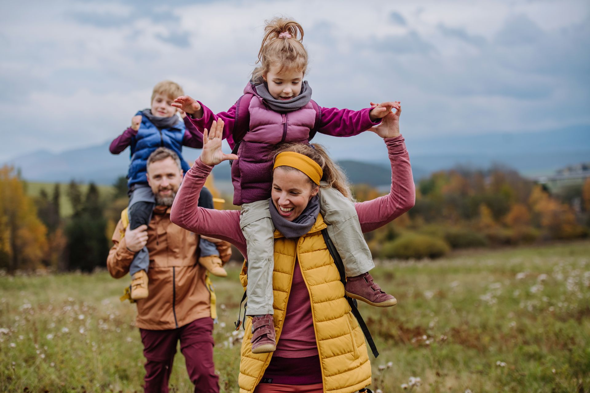 Familie gemeinsam im Wald.