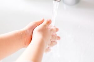 Haende am waschen unter Wasser.