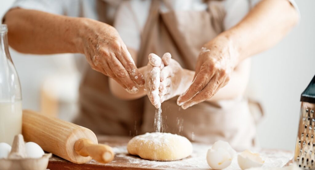 Kinder und Erwachsenen Haende am backen.