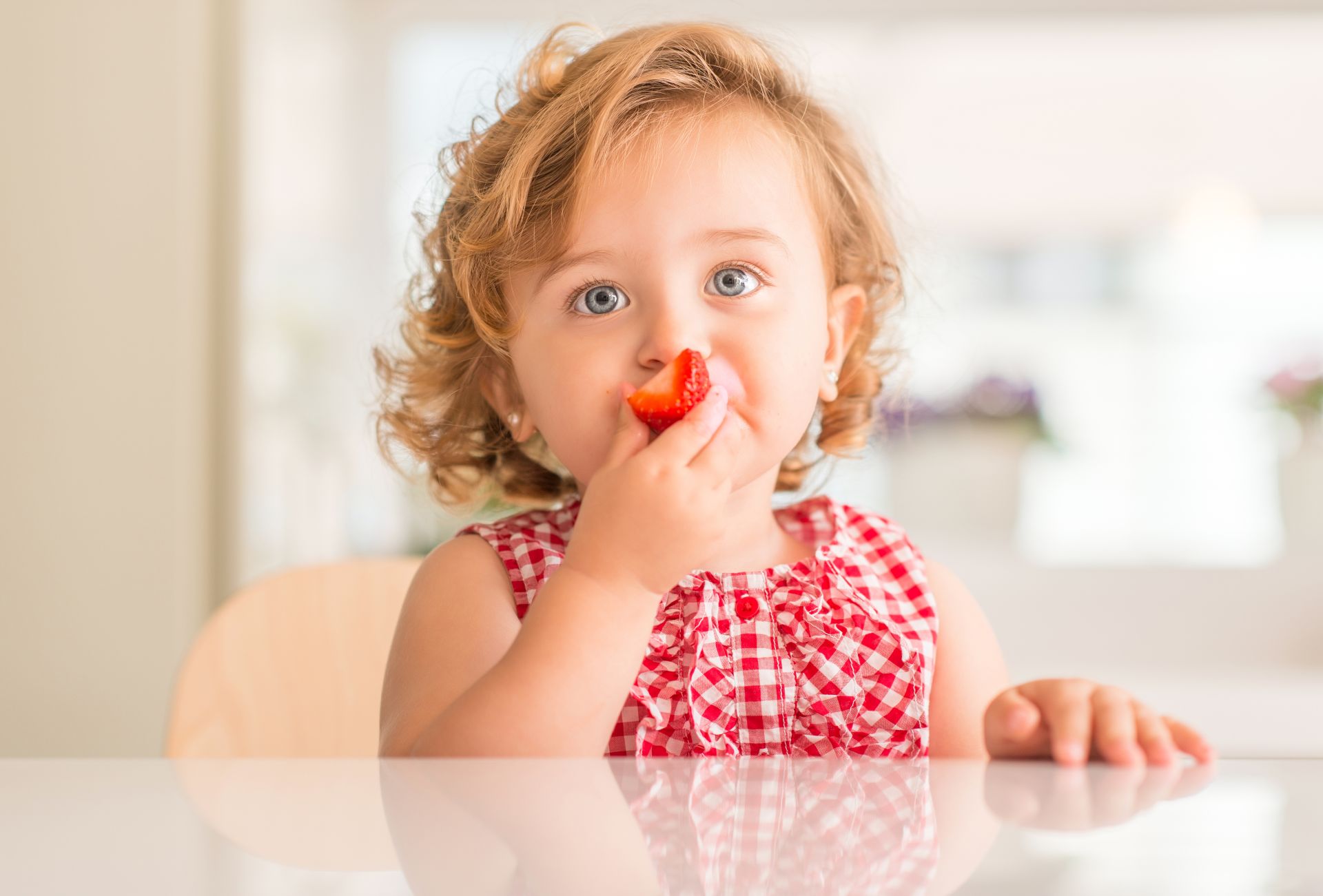 Kleines Kind isst eine Erdbeere