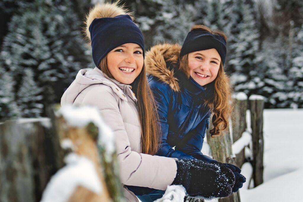 Zwei Kinder lachende im Schnee