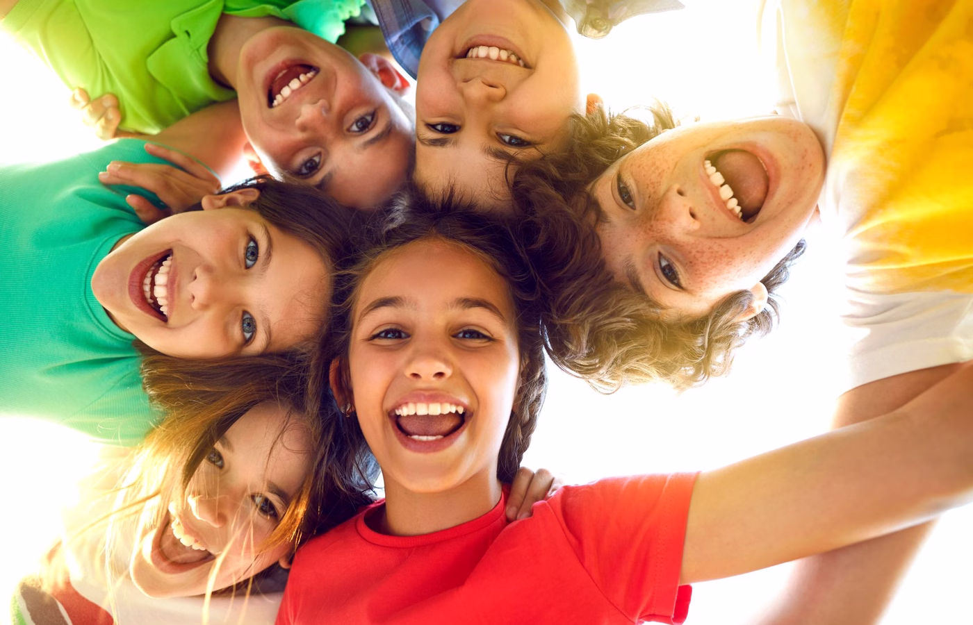 Eine Gruppe von Kindern schaut gemeinsam nach unten.