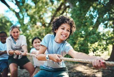 kinder am tauziehen