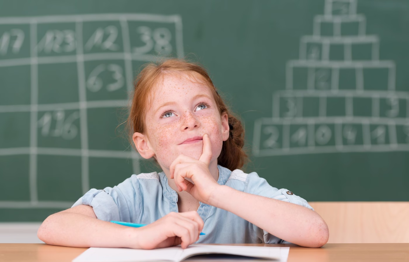 maedchen rothaarig denkt nach