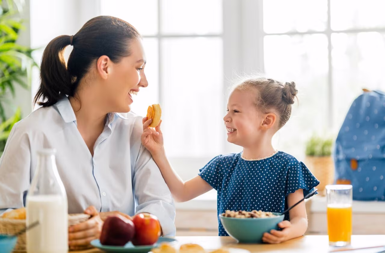 Tochter füttert Mutter.